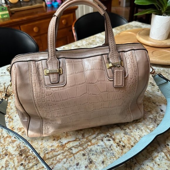 Coach purse wtih detachable strap - Picture 10 of 16